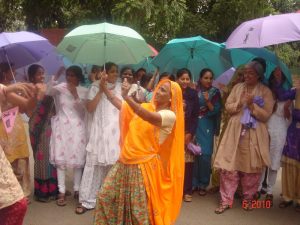 bhanwari devi dancing in front of sonia gandhi_s house (2)